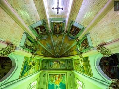 mentre dalla parte opposta l�abside � arricchito con le figure del Redentore e dei Quattro Evangelisti...